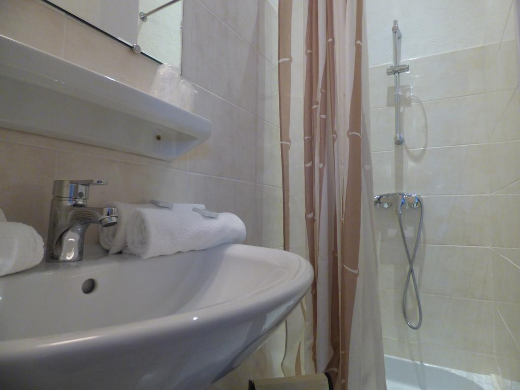 Hôtel Saint Jean Vals-les-Bains Quarto foto