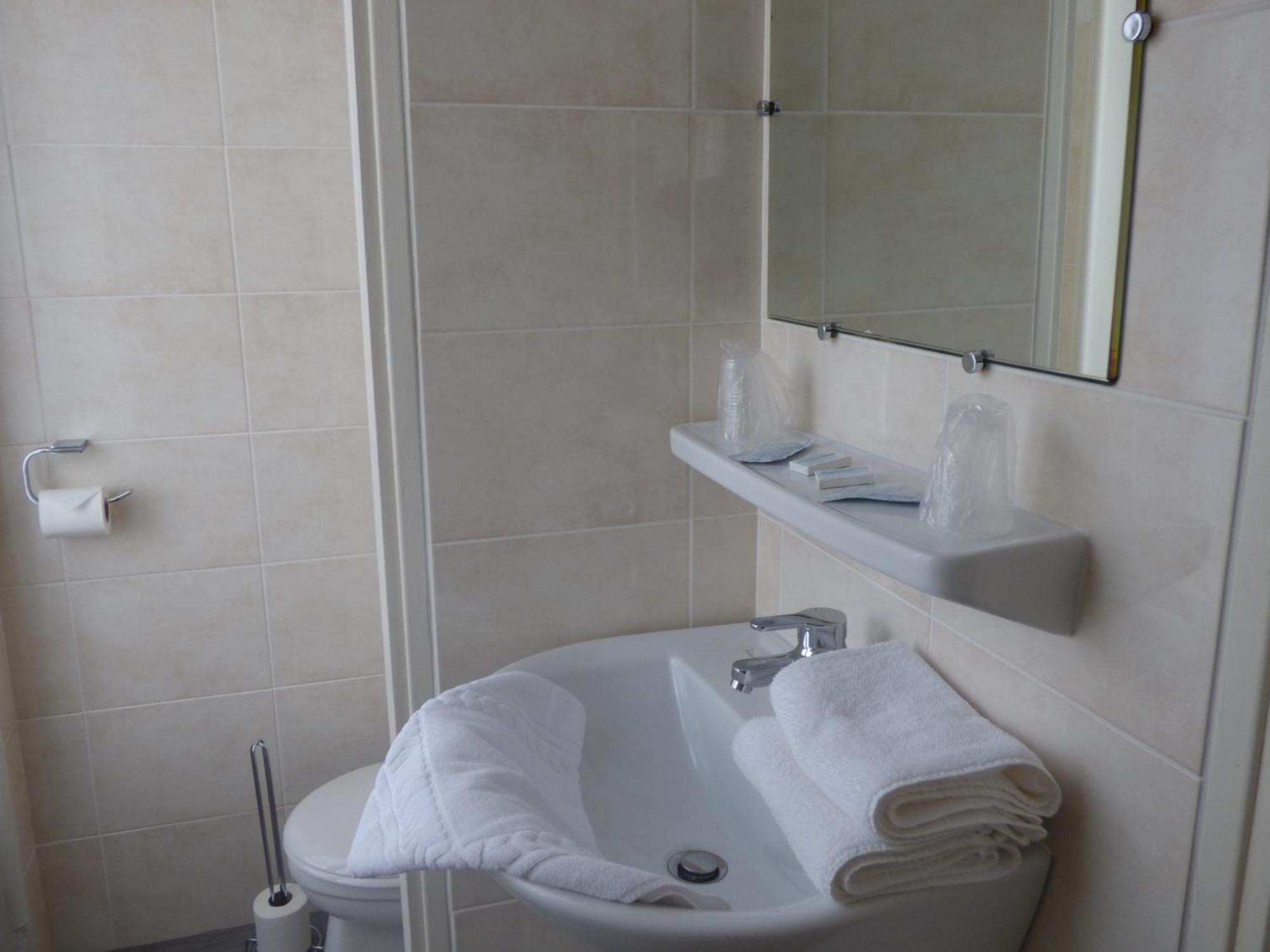 Hôtel Saint Jean Vals-les-Bains Quarto foto
